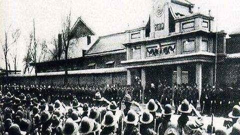 溥仪最怕什么东西，为何出日本人外的任何人见他都要先做此事？