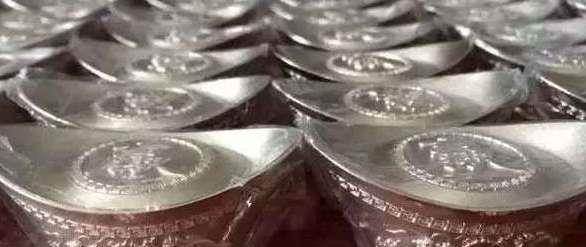 穷亲戚来找工作，和珅是怎么做的？竟然让他们“晒银子”！