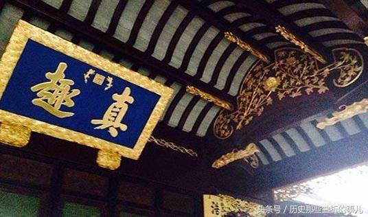 乾隆游园时题了3个字，一人认为太俗，讨去一个