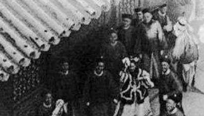 慈禧逃亡的时候，两个县令都请慈禧吃面一个升官一个慈溪