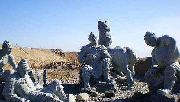 该怎么看待王翰的《葡萄美酒夜光杯》，是豪装还是悲伤？