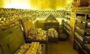 和珅和嘉庆在狱中的一段对话，揭秘了谁才是最贪之人