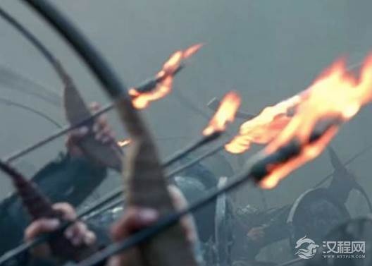 诸葛亮的是稻草船，曹操为什么不直接放火箭？