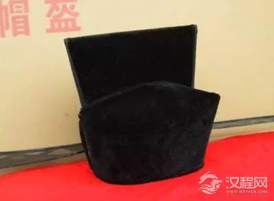 皇帝发明一种帽子，只为了避免大臣交头接耳