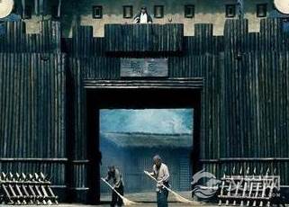 空城计时，诸葛亮为何要安排人在门前扫地？