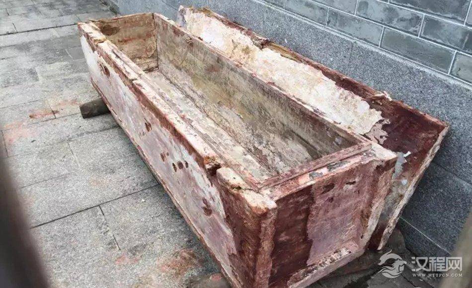 东莞一工地挖出不腐棺尸 面容清晰可见