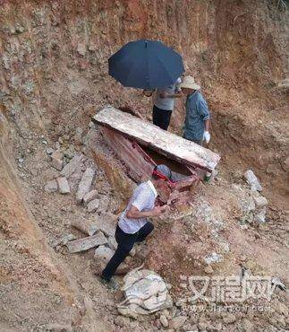 东莞一工地挖出不腐棺尸 面容清晰可见