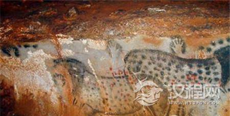 内蒙古惊现6000年前洞穴彩绘手印岩画