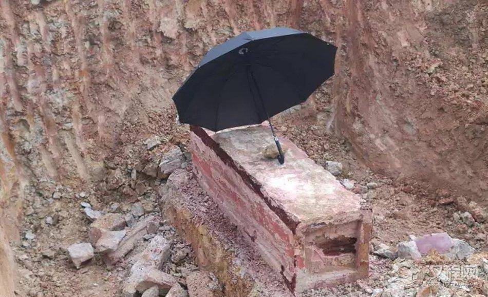 东莞一工地挖出不腐棺尸 面容清晰可见