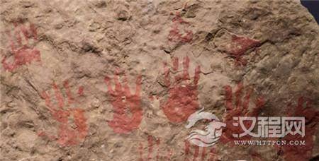 内蒙古惊现6000年前洞穴彩绘手印岩画
