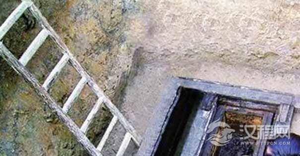 挖掘工作人员打开棺木