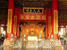 故宫内廷宫殿都用满文书写 为何外朝宫殿没有满文