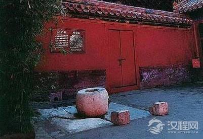 古代妃子因为失宠才被打落冷宫 太监们为什么还要抢着去伺候