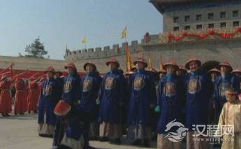 清朝官员叩拜时先拍打衣袖是什么原因？