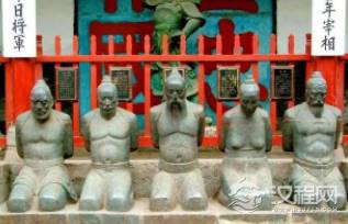 岳飞墓前本来跪着的有五个人，为何后来变成四个了？