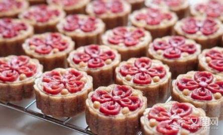 皇帝吃剩下的饭菜怎么处理？宫女太监会吃吗？