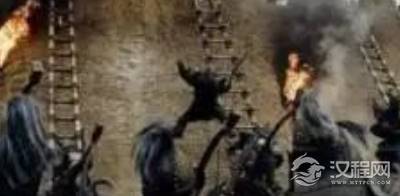 为何守城士兵不推倒梯子，反而费力举石头砸？