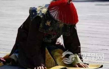 清朝的官员为什么在向皇帝行跪拜礼时，要拍拍衣袖?