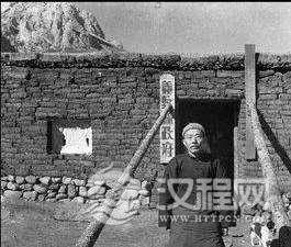 清朝县衙破旧失修，总有人担心哪天会垮塌砸到他