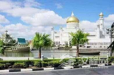 一小官在亚洲建立一国家，现已富得六亲不认，只认中国