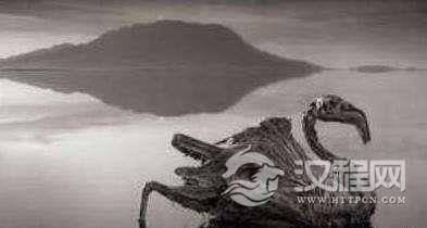 世界最恐怖的湖泊，动物碰水死亡，瞬间变成一具石雕