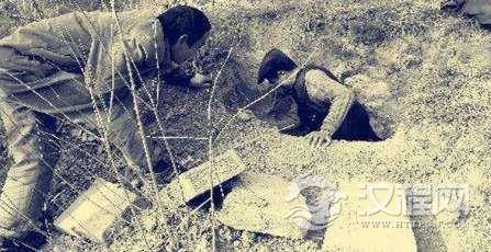 古墓被盗墓贼光顾数次, 陪葬品一件没少，专家打开后都惊呆了。