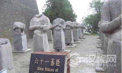 九十年代两农民发现一精美石刻，从此揭开了乾陵门前61无头石像之谜