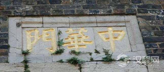 北京国门上挂着一匾，民国想改名，摘下门匾就愣了