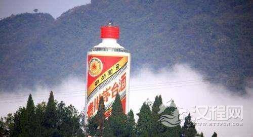 世界最大的酒瓶，一次可以装下490升的酒，相当于普通的640瓶酒