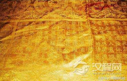 当人们再次进入慈禧太后地宫时，竟在里面发现了一件龙袍