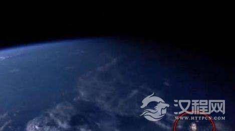 围绕地球飞行的巨型黄金UFO？NASA空间站拍到神秘发光物后瞬间中断直播