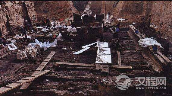 这具尸体长了数不清的斑点，还长出了白毛，看了令人冷汗涔涔