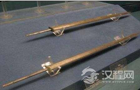 历史上四把古墓中的邪兵，三把现世见血，最后一把接触的人都神秘死亡了。