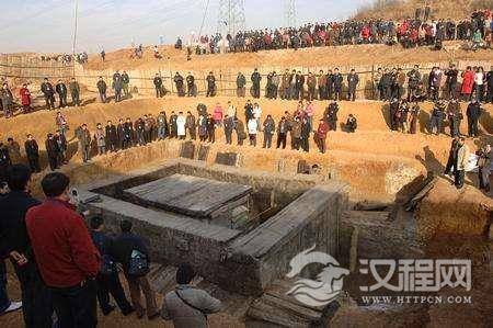 原本以为只是一个防空洞，但下到洞里后，却发现绝世珍宝