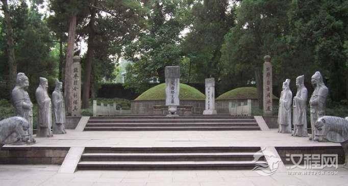 古代一牛人被人陷害，无人敢上前为他哭尸，有一人偷偷他扫墓