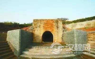 明成祖时期一座太监墓发现一个文物，由此揭开了世界两大疑团！