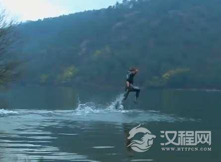 古代确实存在轻功，为什么现在的人不能飞檐走壁呢？