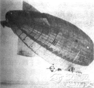 世界上第一个绕极地飞行的人是当时年已44岁的E.M·朗