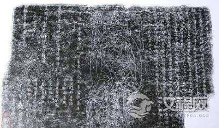 一块悬崖上的石刻上的一处涂鸦，专家看完也是无奈了