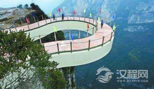 重庆世界最长廊桥，标志著世界悬挑长度最长的玻璃廊桥正式建成