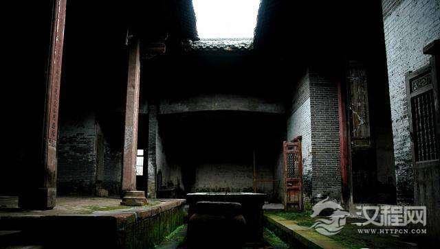 百年老屋子下挖出一瓷康熙通宝字样的钱币，竟被人收走？