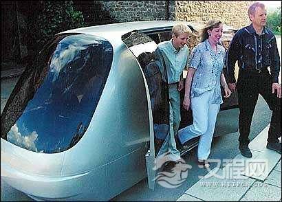 世界上首辆无人驾驶的城市轻轨列车亮相于威尔士的加的夫港市