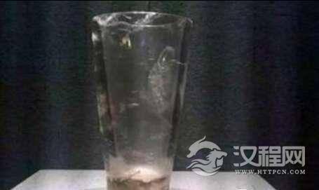 一座战国古墓中出土的东西，都怀疑是盗墓贼流下的，或者是穿越者留下的