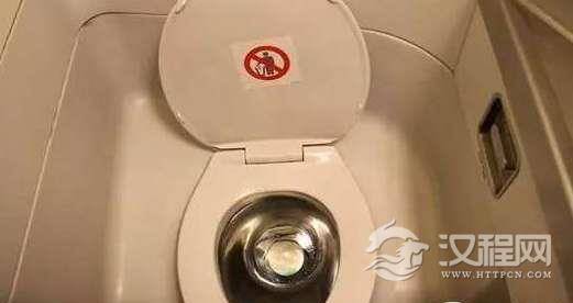 在飞机和火车上上厕所，排泄物都去哪了？