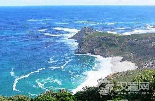 坦噶尼喀湖是世界最狭长的湖，位于东非大裂谷区的西部裂谷部分