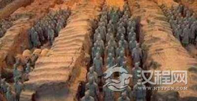 秦始皇陵里最奇怪的一座兵马俑，不仅有姿势还有颜色！