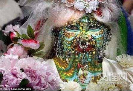 伊莱恩·戴维森全身近7000个穿刺，全球穿刺最多的女子结婚了