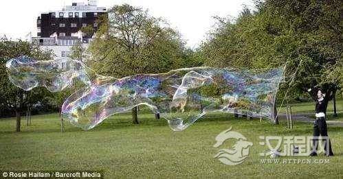 大泡泡包裹56颗小泡泡 刷新世界纪录