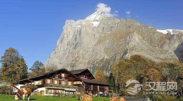 大大小小被云雾缭绕若隐若现的山峰成就全球最美小镇