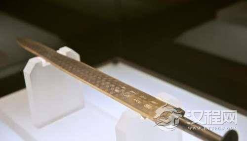 秦始皇陵的宝剑为何能从弯变直？而勾践剑却能千年不腐呢